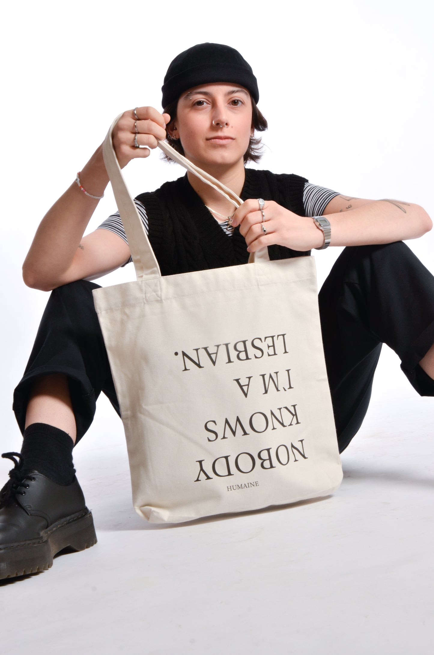 TOTE BAG mit Statement: NOBODY KNOWS I`M A LESBIAN.