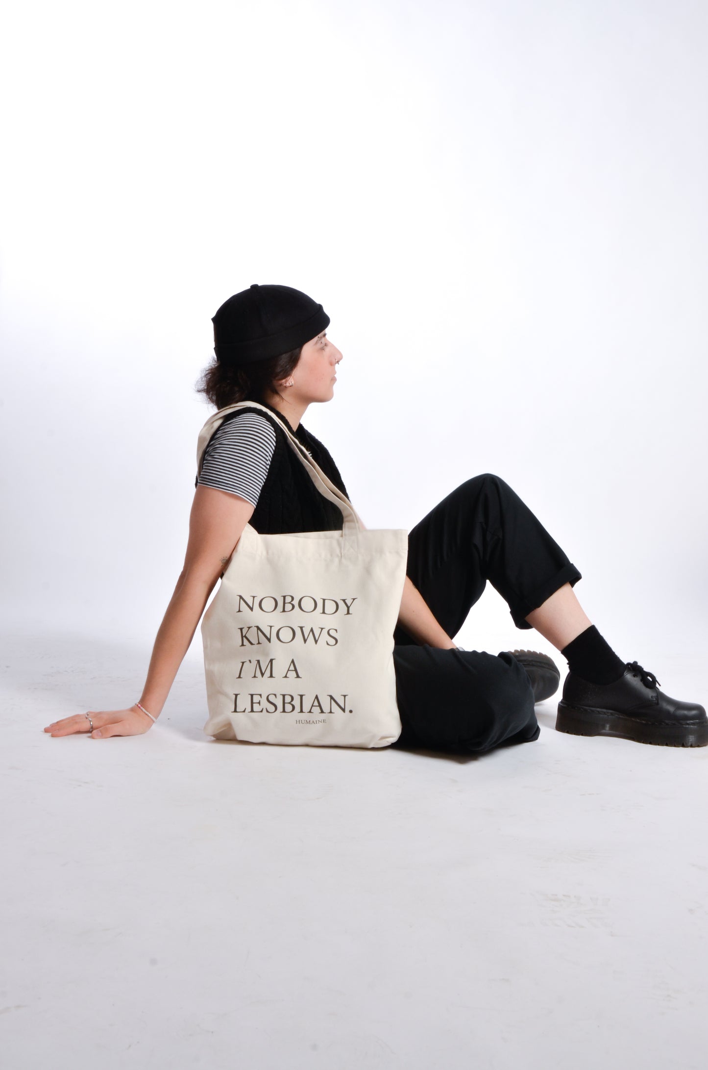 TOTE BAG mit Statement: NOBODY KNOWS I`M A LESBIAN.