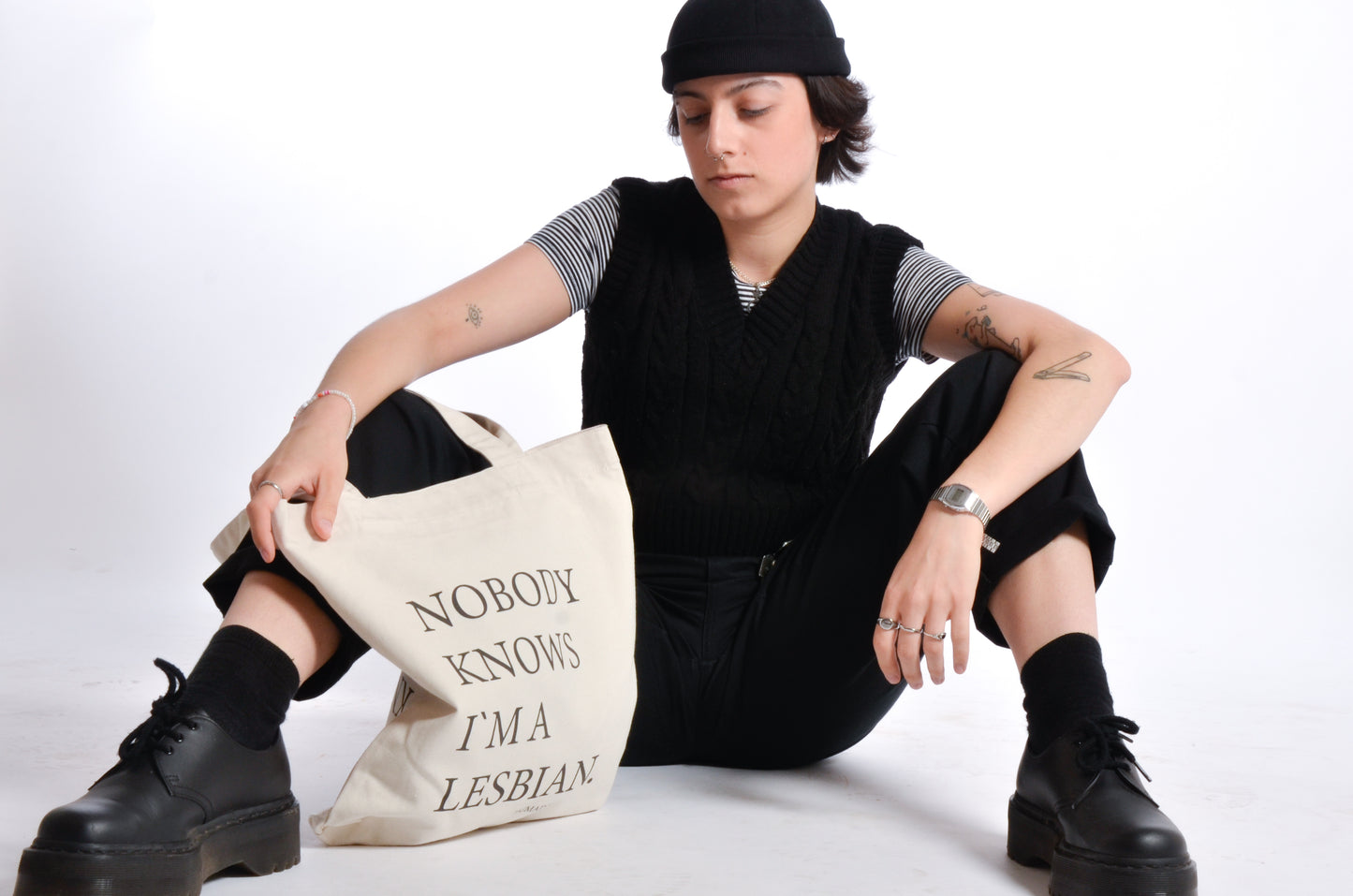 TOTE BAG mit Statement: NOBODY KNOWS I`M A LESBIAN.